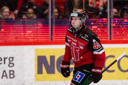 Örebros Elias Ekström jublar