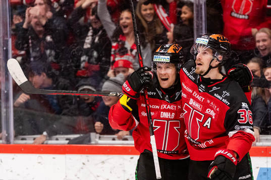 Örebros William Wikman och Emil Larsson jublar