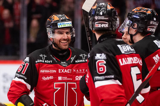 Örebros Ludvig Larsson jublar med lagkamrater
