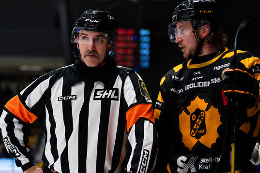 Domare Linus Öhlund och Skellefteås Jonathan Pudas