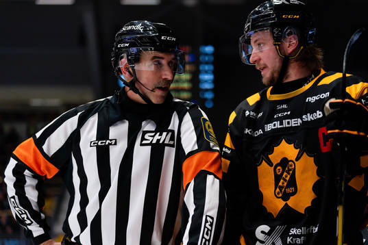 Domare Linus Öhlund och Skellefteås Jonathan Pudas