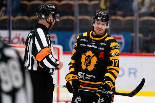 Domare Linus Öhlund och Skellefteås Pär Lindholm