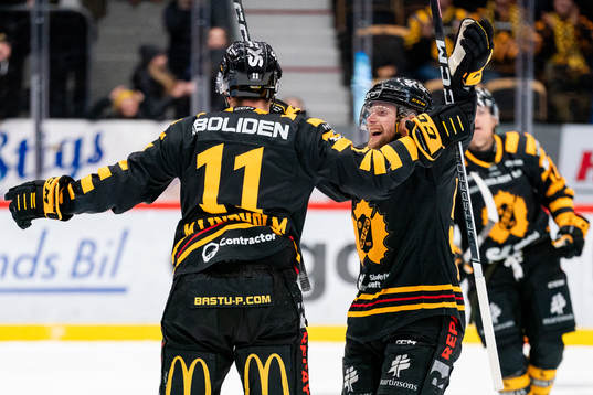 Skellefteås Max Lindholm och Oskar Nilsson jublar