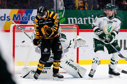 Skellefteås Linus Lindström och Färjestads målvakt Carl
