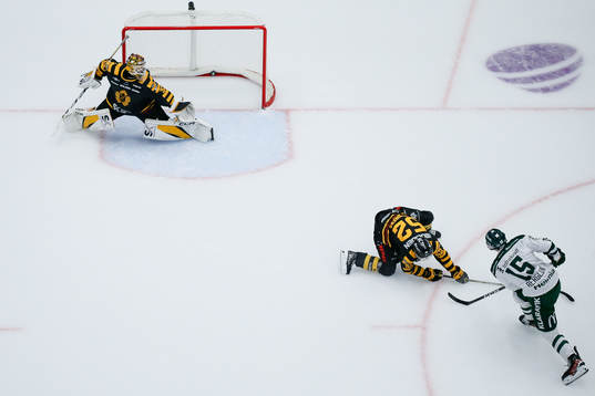 Färjestads Jack Berglund gör sitt första mål i SHL på