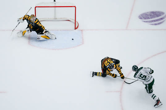 Färjestads Jack Berglund gör sitt första mål i SHL på