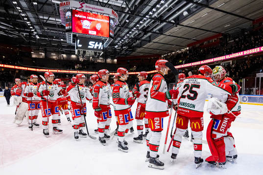 Frölundas spelare jublar med målvakt Lars Johansson