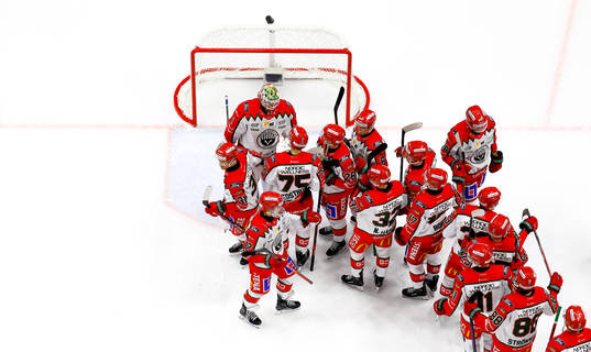 Frölundas spelare jublar och tackar målvakt Lars Johansson