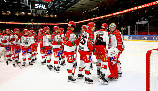 Frölundas spelare jublar och tackar målvakt Lars Johansson