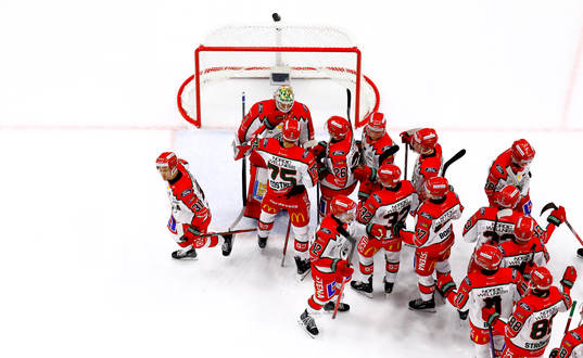 Frölundas spelare jublar och tackar målvakt Lars Johansson