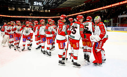 Frölundas spelare jublar och tackar målvakt Lars Johansson