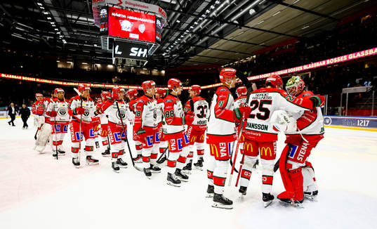 Frölundas spelare jublar och tackar målvakt Lars Johansson