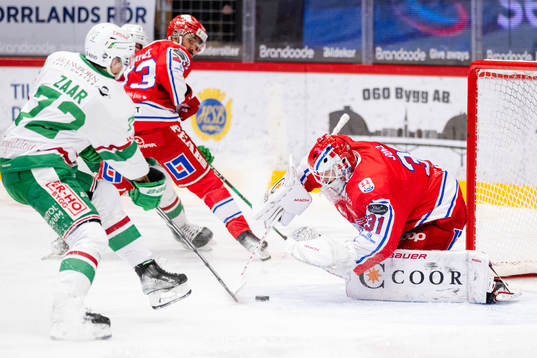 Rögles Daniel Zaar och Timrås målvakt Tim Juel