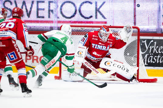 Rögles Johannes Johannesen och Timrås målvakt Tim Juel