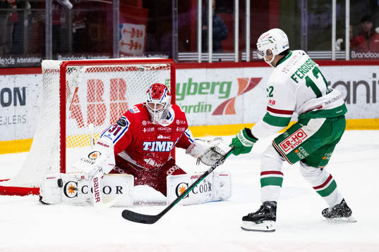 Timrås målvakt Tim Juel och Rögles Brady Ferguson