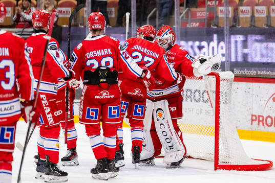 Timrås spelare jublar med målvakt Tim Juel