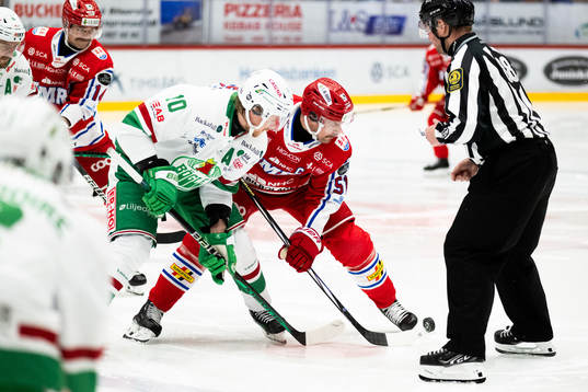 Rögles Rodrigo Abols och Timrås Anton Lander tekar