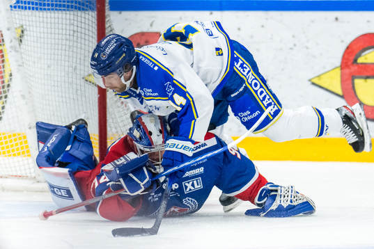 Leksands Oskar Lang oroar framför Oskarshamns målvakt