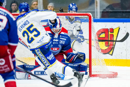 Leksands Lucas Elvenes gör 3-5 bakom Oskarshamns målvakt