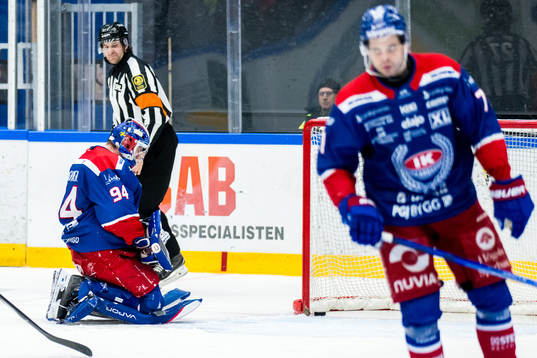 Oskarshamns målvakt Marek Langhamer och Viktor Lodin deppar