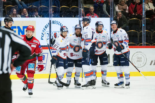 Växjös Joel Persson jublar efter1-3