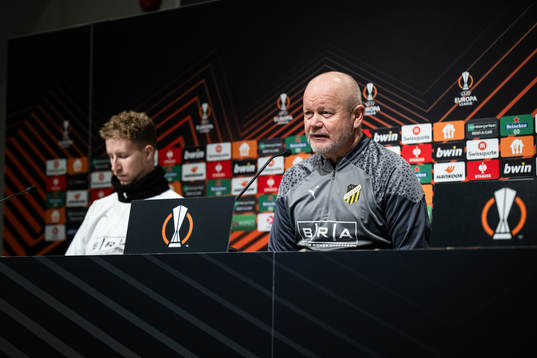 Samuel Gustafson and head coach Per-Mathias Høgmo at a