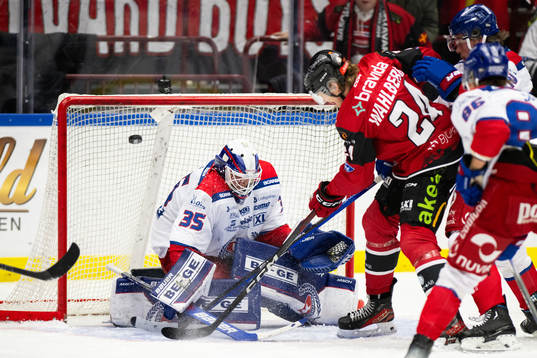 Oskarshamns målvakt Emil Kruse och Malmö Redhawks Anton