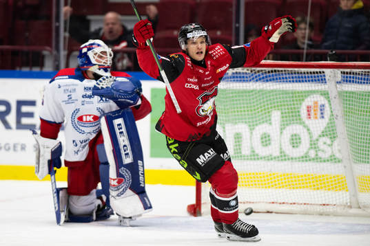 Malmö Redhawks Johan Olofsson skjuter in 4-3 målet i
