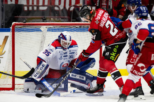 Malmö Redhawks Anton Wahlberg och Oskarshamns målvakt