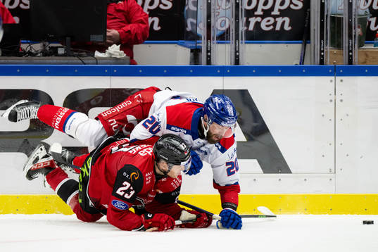 Malmö Redhawks Christoffer Forsberg och Oskarshamns Hynek