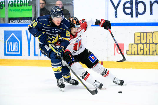 HV71s Tommi Tikka och Örebros Filip Berglund