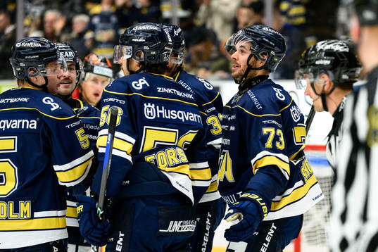 HV71s Nicholas Shore jublar