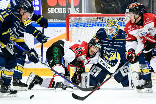 Örebros Hannes Björninen och HV71s målvakt Joni Ortio
