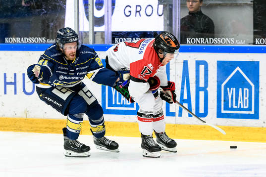 HV71s Mattias Tedenby och Örebros William Wikman