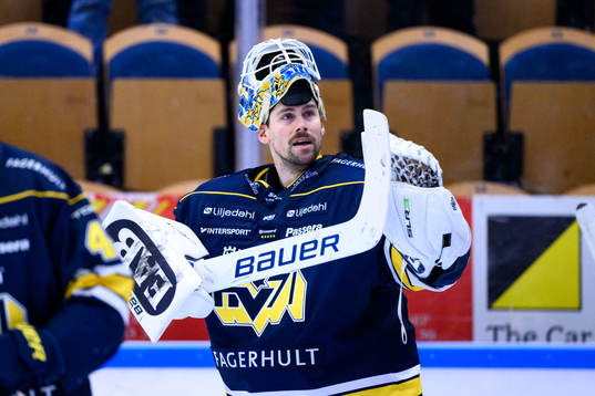 HV71s målvakt Joni Ortio jublar
