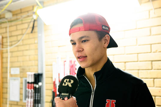 Örebros målvakt Herman Liv blir intervjuad