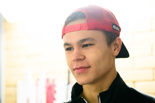 Örebros målvakt Herman Liv blir intervjuad