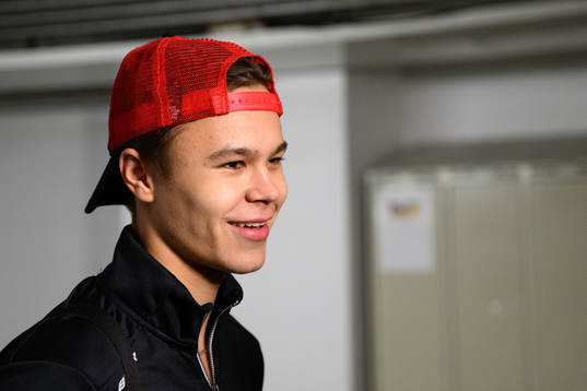 Örebros målvakt Herman Liv blir intervjuad
