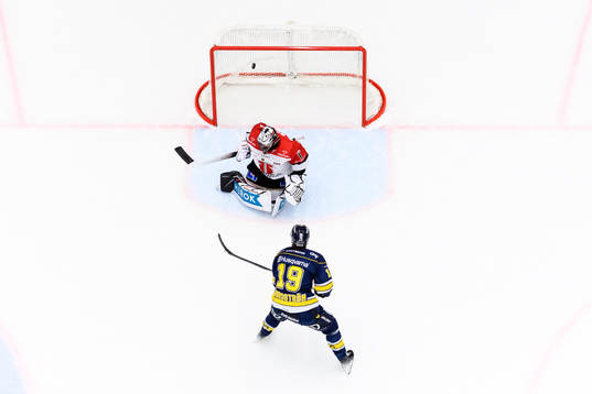 HV71s Henrik Borgström gör mål på Örebros målvakt