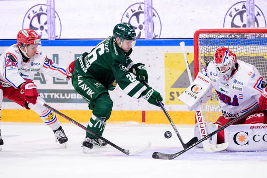 Färjestads Joel Nyström och Timrås målvakt Tim Juel