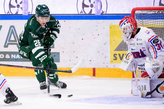 Färjestads Joel Nyström och Timrås målvakt Tim Juel