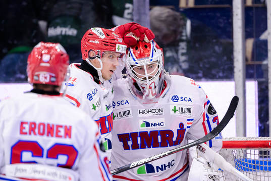 Timrås Joonas Lyytinen och målvakt Tim Juel jublar