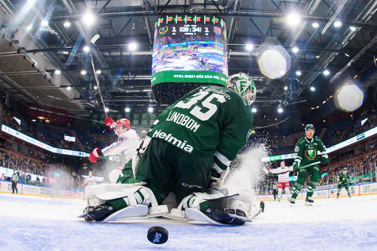 Färjestads målvakt Carl Lindbom ser när en puck går in