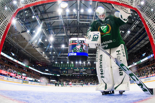 Färjestads målvakt Carl Lindbom deppar