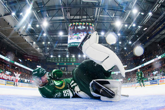 Färjestads Linus Johansson och målvakt Carl Lindbom