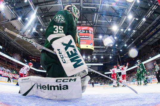 Färjestads målvakt Carl Lindbom deppar och Timrås