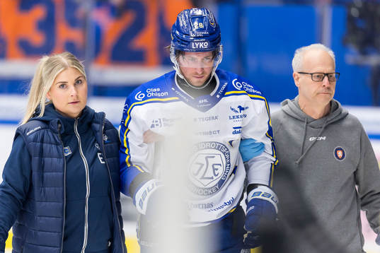 Leksands Justin Glenn Kloos får hjälp av isen skadad