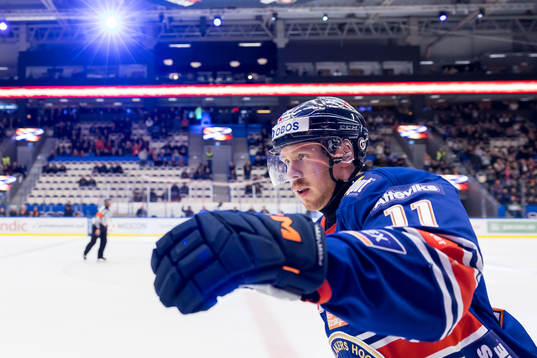 Växjös Kalle Kossila jublar