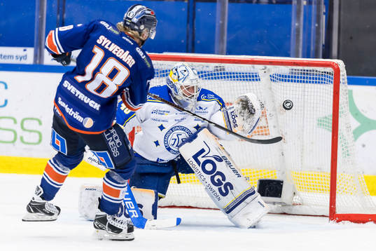 Växjös Marcus Sylvegård och Leksands målvakt Mantas