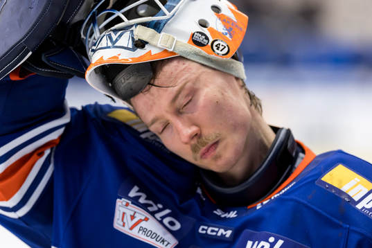 Växjös målvakt Emil Larmi deppar